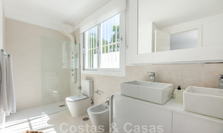 Villa mediterránea independiente en venta a poca distancia de los servicios con vistas al valle del golf y al paisaje de la montaña en Nueva Andalucía, Marbella 47548 