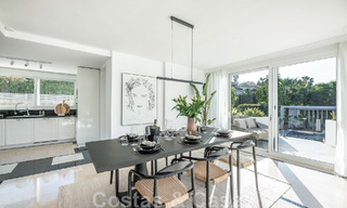 Villa mediterránea independiente en venta a poca distancia de los servicios con vistas al valle del golf y al paisaje de la montaña en Nueva Andalucía, Marbella 47549 