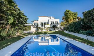 Villa mediterránea independiente en venta a poca distancia de los servicios con vistas al valle del golf y al paisaje de la montaña en Nueva Andalucía, Marbella 47550 
