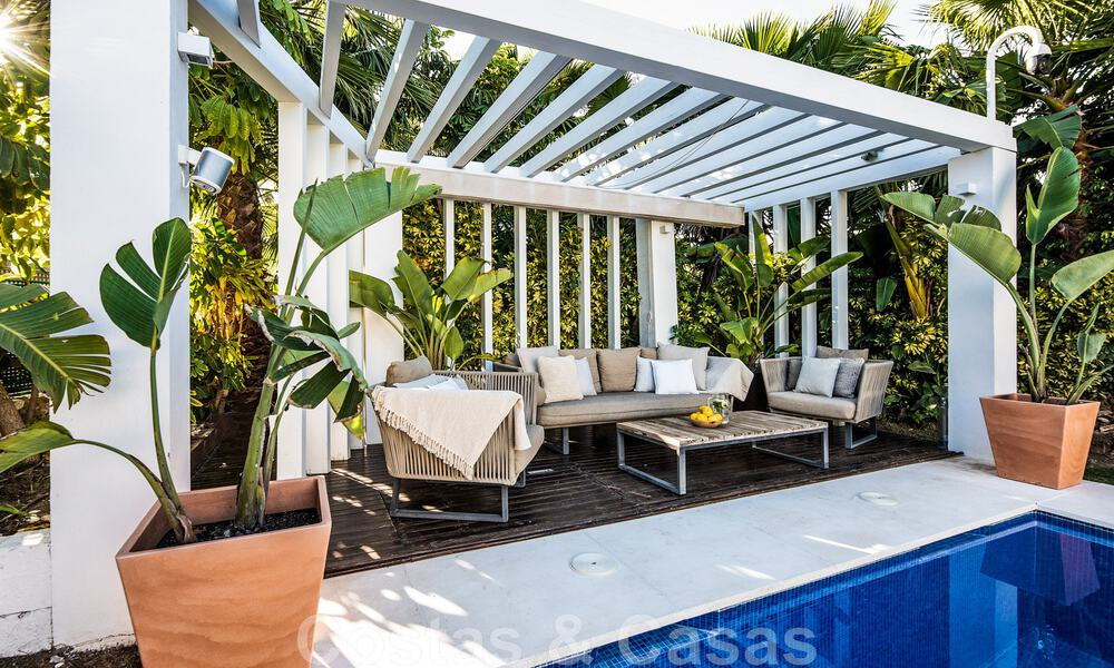 Villa mediterránea independiente en venta a poca distancia de los servicios con vistas al valle del golf y al paisaje de la montaña en Nueva Andalucía, Marbella 47551