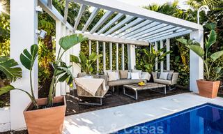 Villa mediterránea independiente en venta a poca distancia de los servicios con vistas al valle del golf y al paisaje de la montaña en Nueva Andalucía, Marbella 47551 