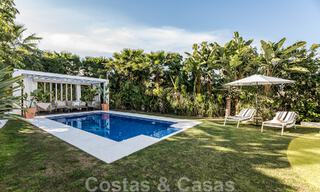 Villa mediterránea independiente en venta a poca distancia de los servicios con vistas al valle del golf y al paisaje de la montaña en Nueva Andalucía, Marbella 47552 