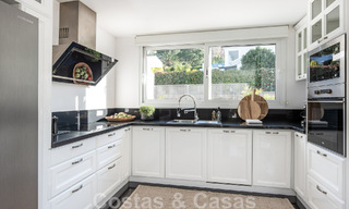 Villa mediterránea independiente en venta a poca distancia de los servicios con vistas al valle del golf y al paisaje de la montaña en Nueva Andalucía, Marbella 47553 