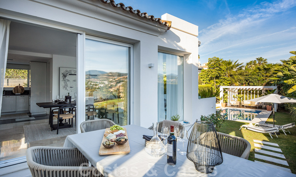 Villa mediterránea independiente en venta a poca distancia de los servicios con vistas al valle del golf y al paisaje de la montaña en Nueva Andalucía, Marbella 47556
