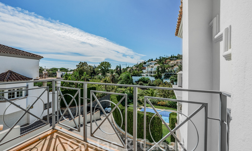 Encantadora villa andaluza en venta con tranquilas vistas al campo de golf en la codiciada zona residencial de La Quinta, Benahavís - Marbella 47694