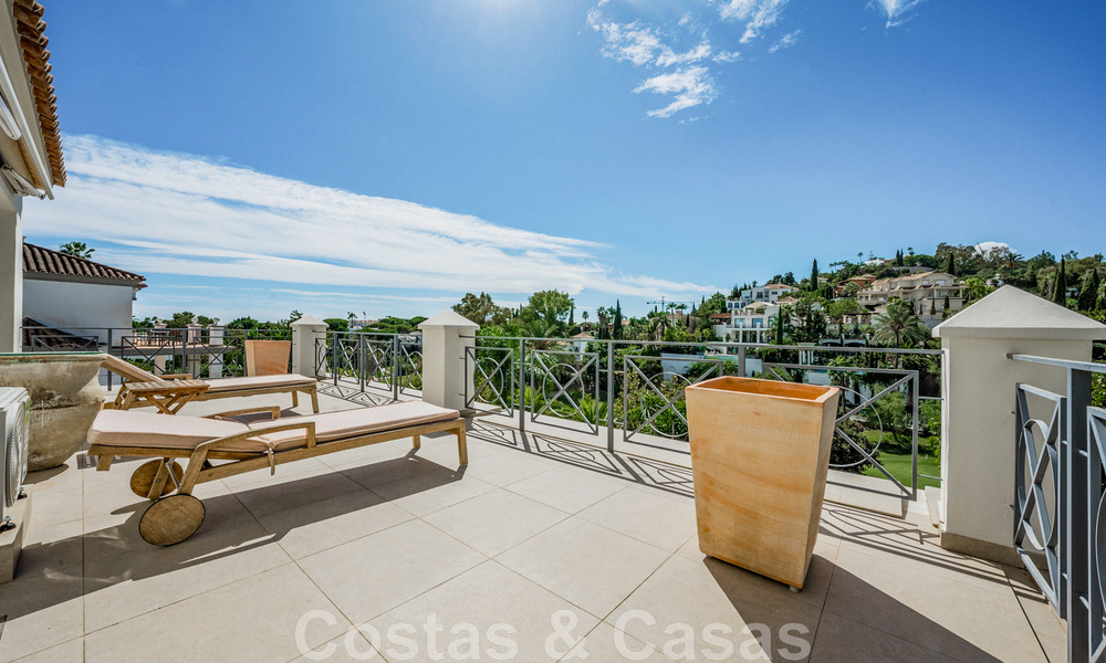 Encantadora villa andaluza en venta con tranquilas vistas al campo de golf en la codiciada zona residencial de La Quinta, Benahavís - Marbella 47695