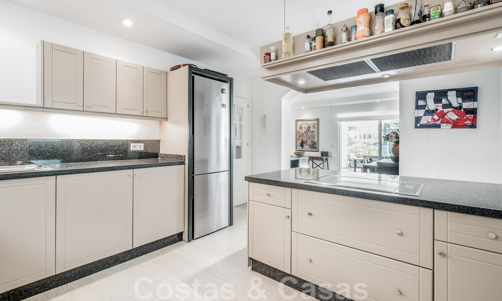 Encantadora villa andaluza en venta con tranquilas vistas al campo de golf en la codiciada zona residencial de La Quinta, Benahavís - Marbella 47701