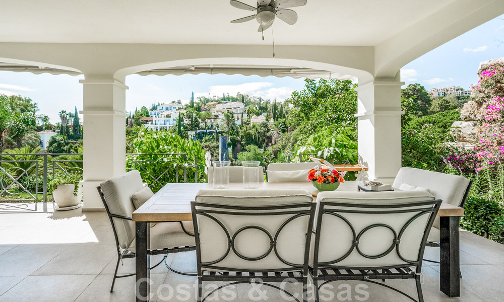 Encantadora villa andaluza en venta con tranquilas vistas al campo de golf en la codiciada zona residencial de La Quinta, Benahavís - Marbella 47702