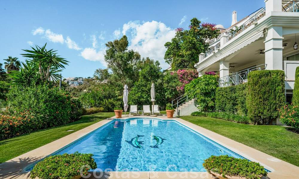 Encantadora villa andaluza en venta con tranquilas vistas al campo de golf en la codiciada zona residencial de La Quinta, Benahavís - Marbella 47703