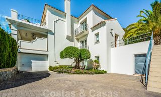 Encantadora villa andaluza en venta con tranquilas vistas al campo de golf en la codiciada zona residencial de La Quinta, Benahavís - Marbella 47704 