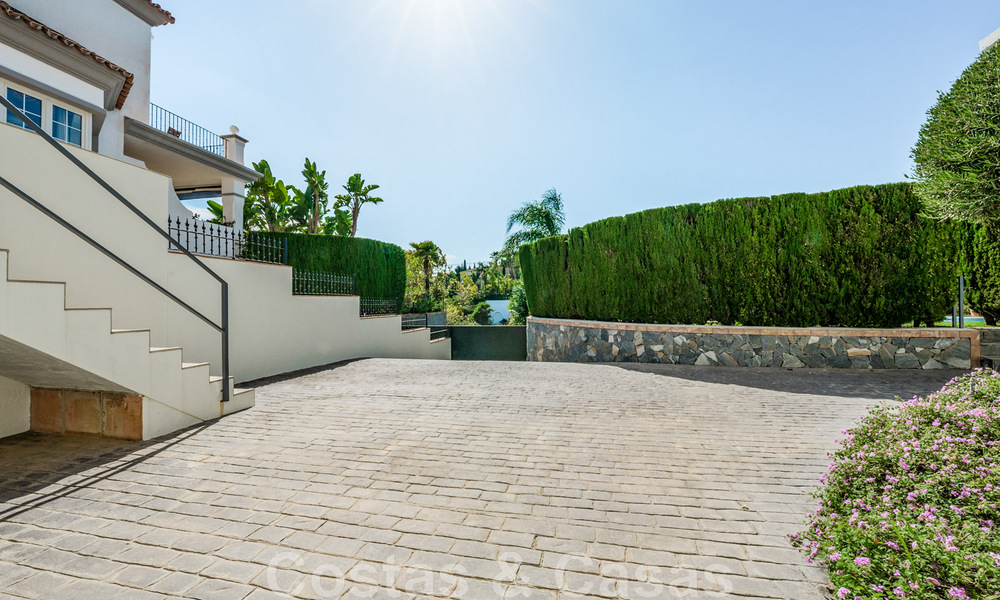 Encantadora villa andaluza en venta con tranquilas vistas al campo de golf en la codiciada zona residencial de La Quinta, Benahavís - Marbella 47705
