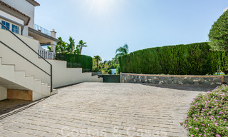 Encantadora villa andaluza en venta con tranquilas vistas al campo de golf en la codiciada zona residencial de La Quinta, Benahavís - Marbella 47705 