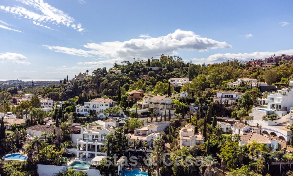 Encantadora villa andaluza en venta con tranquilas vistas al campo de golf en la codiciada zona residencial de La Quinta, Benahavís - Marbella 47709