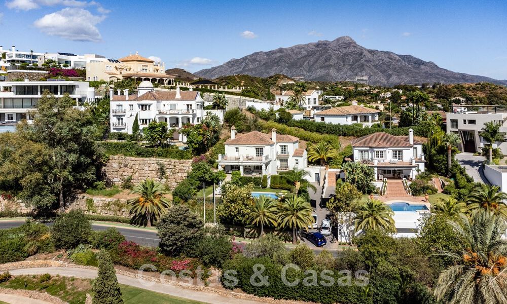 Encantadora villa andaluza en venta con tranquilas vistas al campo de golf en la codiciada zona residencial de La Quinta, Benahavís - Marbella 47712