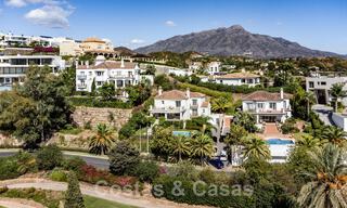 Encantadora villa andaluza en venta con tranquilas vistas al campo de golf en la codiciada zona residencial de La Quinta, Benahavís - Marbella 47712 