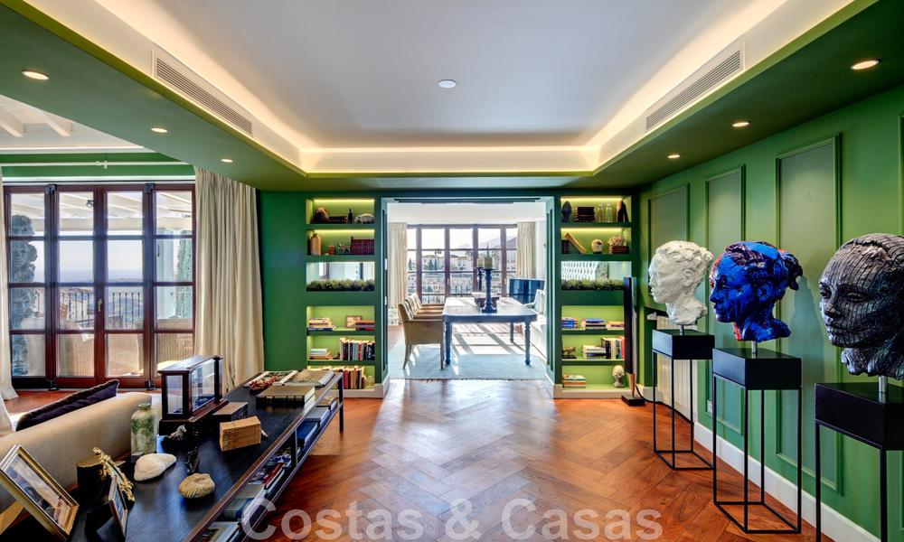 Preciosa casa adosada totalmente reformada en venta con vistas panorámicas al mar en la urbanización cerrada de Benahavis - Marbella 47619