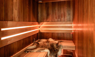 Preciosa casa adosada totalmente reformada en venta con vistas panorámicas al mar en la urbanización cerrada de Benahavis - Marbella 47622 