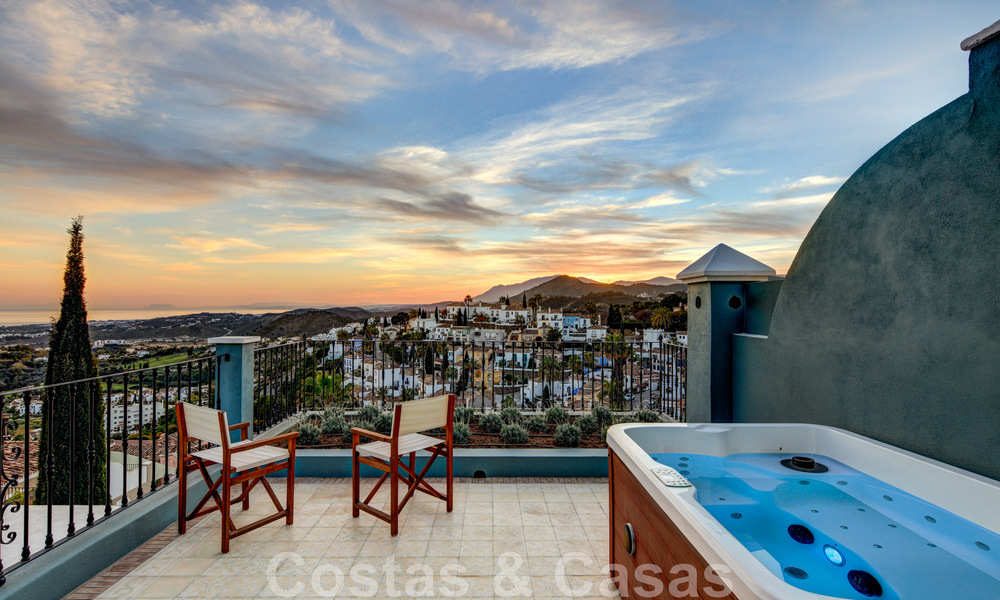Preciosa casa adosada totalmente reformada en venta con vistas panorámicas al mar en la urbanización cerrada de Benahavis - Marbella 47623