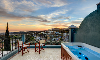 Preciosa casa adosada totalmente reformada en venta con vistas panorámicas al mar en la urbanización cerrada de Benahavis - Marbella 47623 
