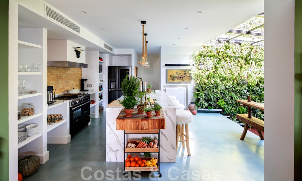 Preciosa casa adosada totalmente reformada en venta con vistas panorámicas al mar en la urbanización cerrada de Benahavis - Marbella 47626