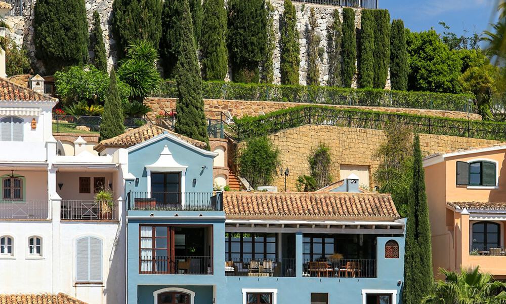 Preciosa casa adosada totalmente reformada en venta con vistas panorámicas al mar en la urbanización cerrada de Benahavis - Marbella 47627