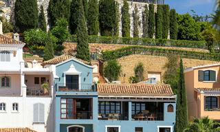 Preciosa casa adosada totalmente reformada en venta con vistas panorámicas al mar en la urbanización cerrada de Benahavis - Marbella 47627 