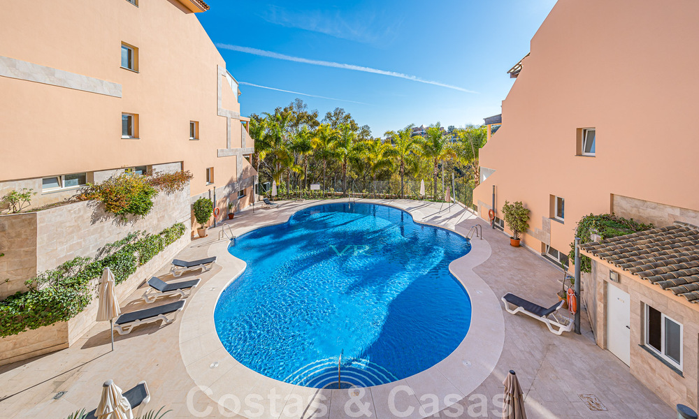 Amplio dúplex, ático con amplias terrazas y el mar Mediterráneo en el horizonte en venta en Nueva Andalucía, Marbella 48520