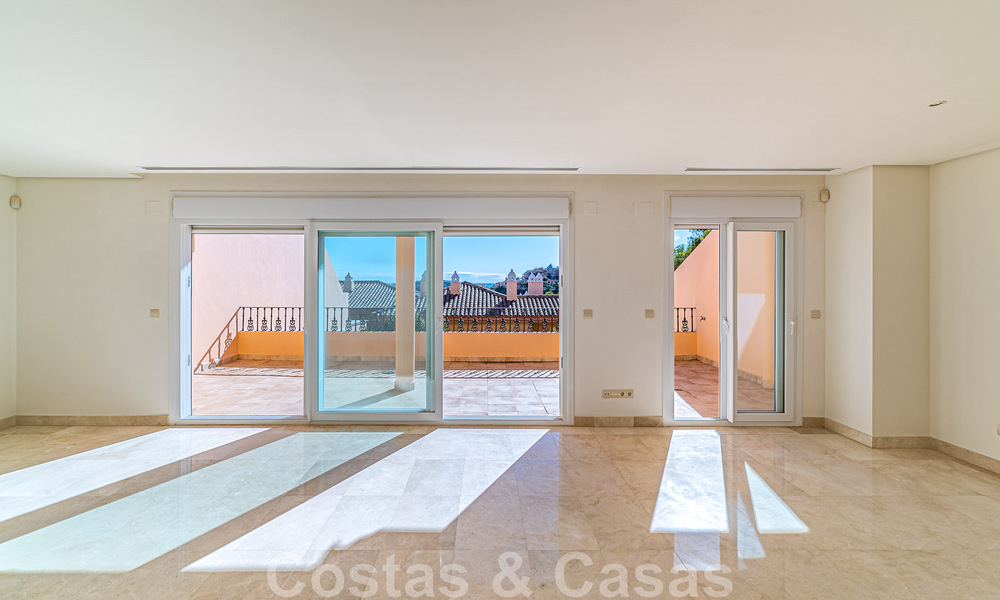 Amplio dúplex, ático con amplias terrazas y el mar Mediterráneo en el horizonte en venta en Nueva Andalucía, Marbella 48526