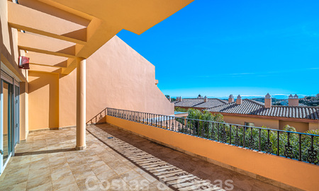 Amplio dúplex, ático con amplias terrazas y el mar Mediterráneo en el horizonte en venta en Nueva Andalucía, Marbella 48527