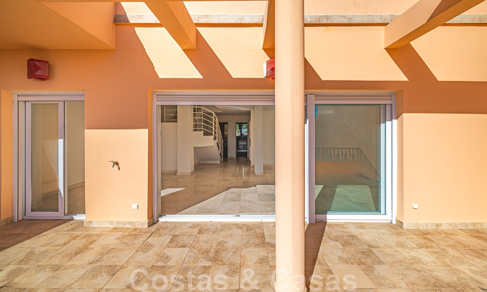 Amplio dúplex, ático con amplias terrazas y el mar Mediterráneo en el horizonte en venta en Nueva Andalucía, Marbella 48530