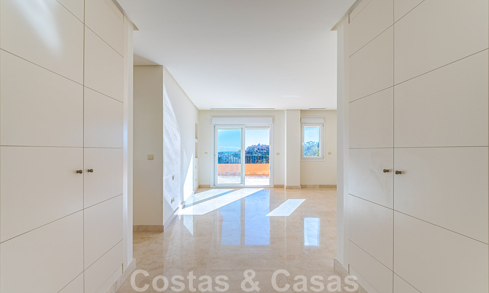 Amplio dúplex, ático con amplias terrazas y el mar Mediterráneo en el horizonte en venta en Nueva Andalucía, Marbella 48542