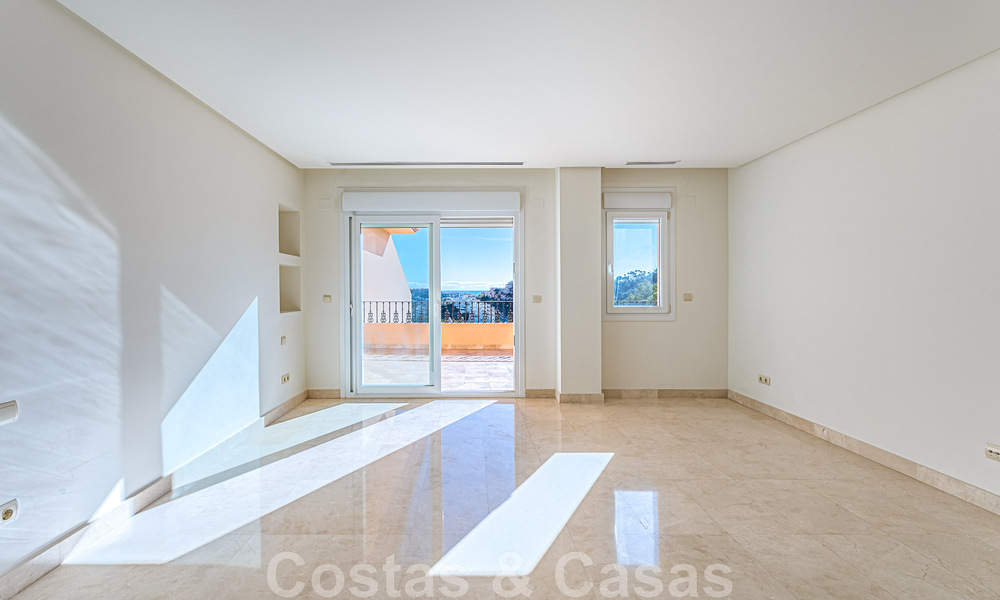 Amplio dúplex, ático con amplias terrazas y el mar Mediterráneo en el horizonte en venta en Nueva Andalucía, Marbella 48543