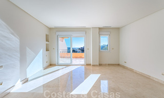 Amplio dúplex, ático con amplias terrazas y el mar Mediterráneo en el horizonte en venta en Nueva Andalucía, Marbella 48543 