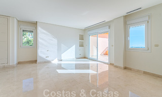 Amplio dúplex, ático con amplias terrazas y el mar Mediterráneo en el horizonte en venta en Nueva Andalucía, Marbella 48544 