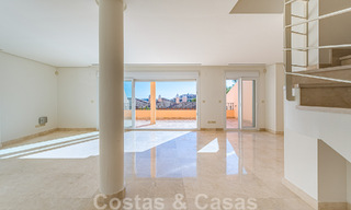 Amplio dúplex, ático con amplias terrazas y el mar Mediterráneo en el horizonte en venta en Nueva Andalucía, Marbella 48552 