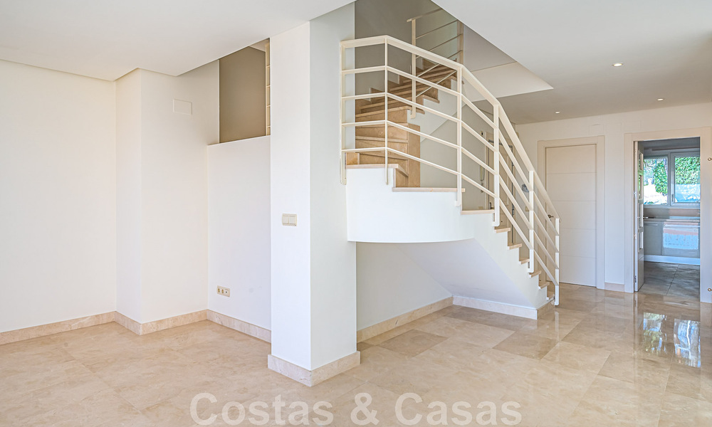 Amplio dúplex, ático con amplias terrazas y el mar Mediterráneo en el horizonte en venta en Nueva Andalucía, Marbella 48555