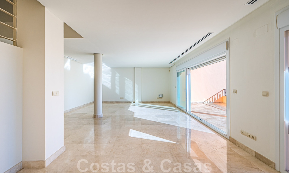Amplio dúplex, ático con amplias terrazas y el mar Mediterráneo en el horizonte en venta en Nueva Andalucía, Marbella 48556