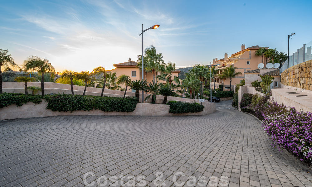 Gran ático en venta con vistas al mar rodeado de vegetación en el corazón del codiciado valle del golf de Nueva Andalucía, Marbella 47780