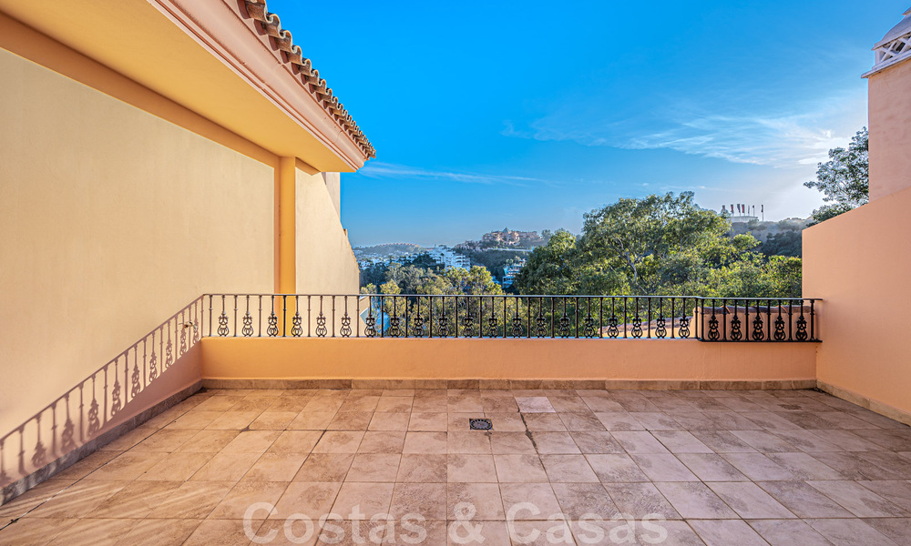 Gran ático en venta con vistas al mar rodeado de vegetación en el corazón del codiciado valle del golf de Nueva Andalucía, Marbella 47781