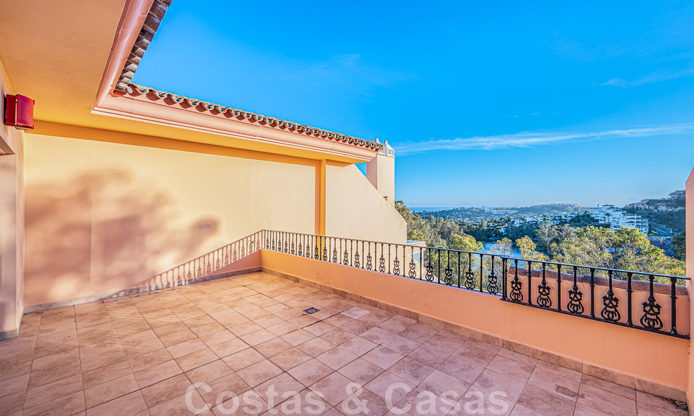 Gran ático en venta con vistas al mar rodeado de vegetación en el corazón del codiciado valle del golf de Nueva Andalucía, Marbella 47782