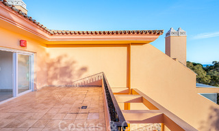 Gran ático en venta con vistas al mar rodeado de vegetación en el corazón del codiciado valle del golf de Nueva Andalucía, Marbella 47783 