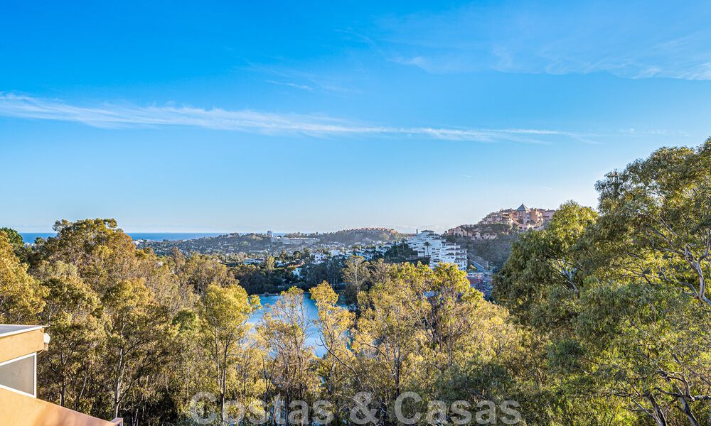 Gran ático en venta con vistas al mar rodeado de vegetación en el corazón del codiciado valle del golf de Nueva Andalucía, Marbella 47784