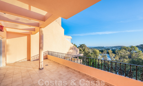 Gran ático en venta con vistas al mar rodeado de vegetación en el corazón del codiciado valle del golf de Nueva Andalucía, Marbella 47787