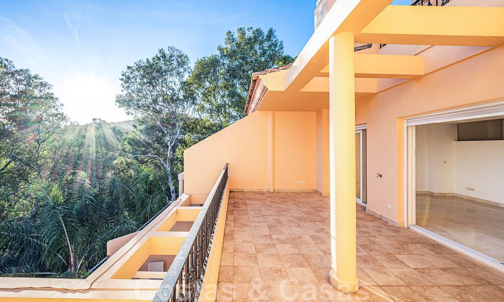 Gran ático en venta con vistas al mar rodeado de vegetación en el corazón del codiciado valle del golf de Nueva Andalucía, Marbella 47789