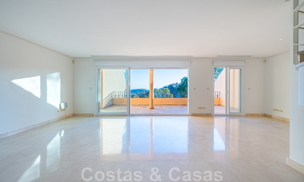 Gran ático en venta con vistas al mar rodeado de vegetación en el corazón del codiciado valle del golf de Nueva Andalucía, Marbella 47798