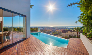 Villa reformada de estilo moderno en venta con impresionantes vistas al mar en urbanización cerrada en Marbella - Benahavis 48350 