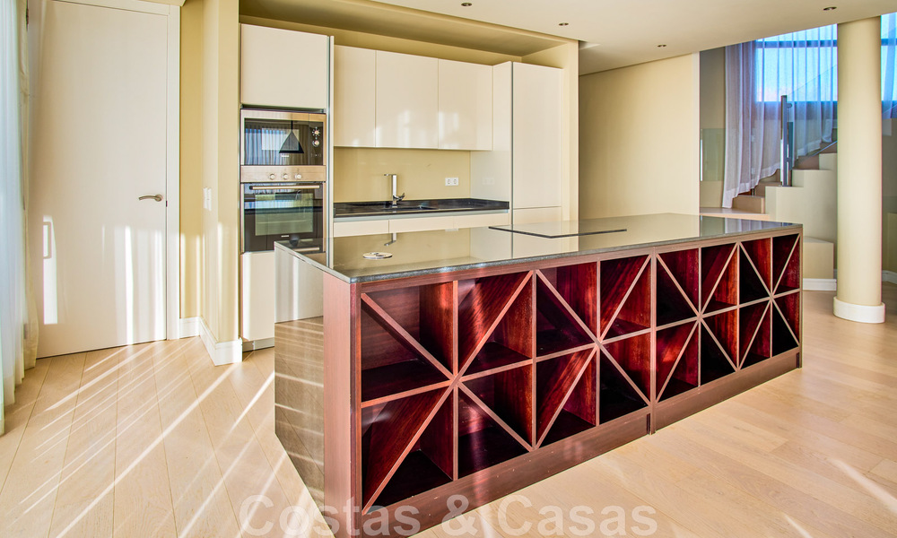 Villa reformada de estilo moderno en venta con impresionantes vistas al mar en urbanización cerrada en Marbella - Benahavis 48351