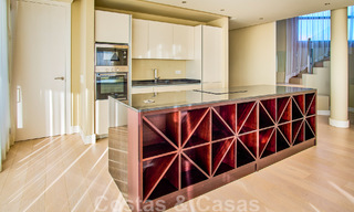 Villa reformada de estilo moderno en venta con impresionantes vistas al mar en urbanización cerrada en Marbella - Benahavis 48351 