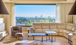 Villa reformada de estilo moderno en venta con impresionantes vistas al mar en urbanización cerrada en Marbella - Benahavis 48354 