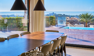 Villa reformada de estilo moderno en venta con impresionantes vistas al mar en urbanización cerrada en Marbella - Benahavis 48355 